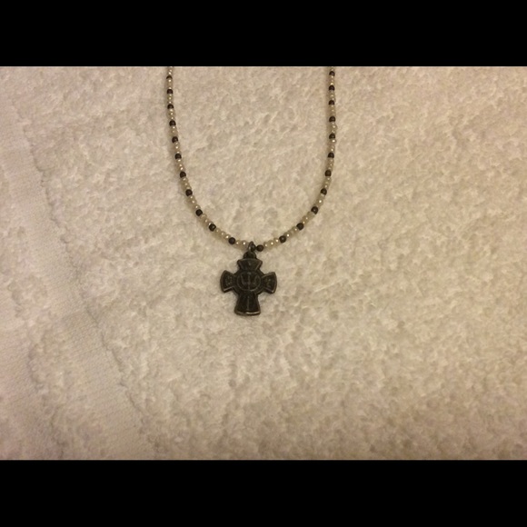 Seed pearl necklace with cross - Picture 2 of 4
